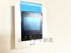 防犯性もばっちり、TVモニター付きインターホン完備。大きなモニターで玄関先を確認できます。録画機能が付いているので不在時の訪問者も確認できて安心です＾＾