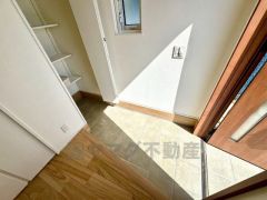 玄関には土間収納を確保。靴だけでなくベビーカーやアウトドア用品も収納でき、いつでもすっきりとした玄関を保てます。