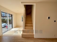 日中でも暗くなりがちな階段には、小窓を配置し採光も考えられたつくり＾＾手摺付きなので安全に上り下りできますね＾＾