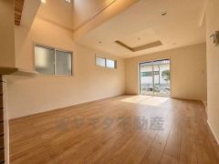 キッチンに向き合う形で大きな窓があります。たくさんの光や風を取り込むことができ快適な生活が過ごせそうです。