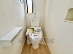 ウォシュレット付きトイレです。1階2階の2ヶ所にトイレがあるので、忙しい朝にもゆとりができますね＾＾