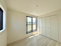 2面採光を確保した明るい室内は、風通しも良く、大変居心地の良い空間となっております。爽やかな風を感じて起きる朝は、快適生活の始まりに。