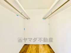 ウォークインクローゼット付き＾＾ハンガーパイプ下にボックスを置いて、枕棚を活用して、たっぷりと収納できそうです＾＾