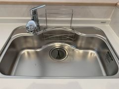 大きなお鍋も楽々洗える幅の広いシンクです＾＾ステンレスシンクなので簡単にお掃除できますよ。洗剤やスポンジもすっきりできる収納付き。