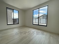 バルコニーに面したお部屋で収納も充実しています。室内が広いので、大きなベッドやテレビを置いてもゆったり使えそうです。