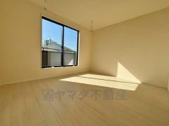 バルコニーに面した陽当たりの良い洋室です＾＾