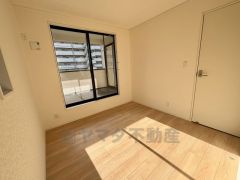 バルコニーに面した陽当たりの良い洋室です＾＾