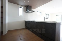 使い勝手の良いシステムキッチン。対面式キッチンからはリビングにいる家族の様子が確認できて安心です＾＾
