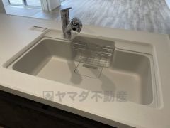 キッチンシンクは洗剤やスポンジを収納出来るラック付き。広さも確保しているので、大きなお鍋も洗いやすいですね。