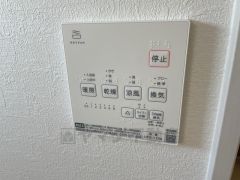 浴室暖房乾燥機には、暖房、乾燥、涼風、換気の4つの機能が付いています。タイマー付きです。
