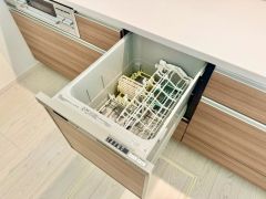 炊事時間を大幅に短縮できる食器洗浄乾燥機付きです＾＾冬場の洗い物による手荒れの悩みも軽減されますね。