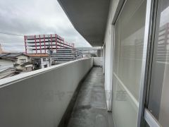 陽当たりの良いバルコニーです。お洗濯やお布団干しはもちろん、日光浴スペースにも。足元は防水工事施工済です。