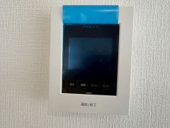 今や必需品となっておりますTVモニター付きインターホンです。録画・再生器のもついており防犯性もばっちりです。キッチン横にありワンタッチで外の方とお話ができますので便利です。
