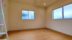 7帖。主寝室としてお使いいただけそうなこちらのお部屋は、日当たりが良く、爽やかな風を感じて起きる朝は、快適生活の始まりに。 