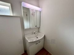 三面鏡にハンドシャワー付きで使いやすい洗面台です＾＾