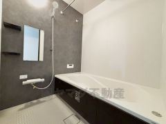 1日の疲れを癒すくつろぎのバスルーム。足を伸ばしてもゆったりと入れるサイズです。お子様と一緒にお風呂に入っても狭くないですね＾＾