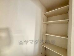 キッチン後方に設けられたパントリー。広さが十分に確保されているため、大きなお皿や使用頻度の少ない調理器具なども楽々収納できますね＾＾