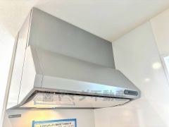 お手入れが簡単なスリム型レンジフードです。調理により発生する油煙や臭いを吸い込み、屋外へ排気してくれます。