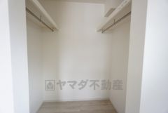 寝室にはハンガーパイプ付きのウォークインクローゼットが設けられています。たっぷり収納できるので衣替えの心配もいりませんね＾＾ 