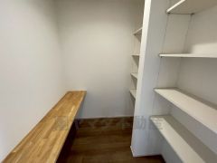まとめ買いしてもこの収納量なら心配要らずのパントリー。調理の待ち時間に一休みしたり家計簿をつけたり、簡単な家事作業ができるカウンター付き。