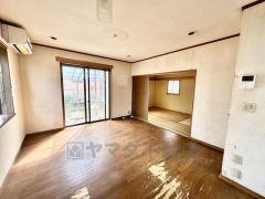 隣接する和室は襖を開けることでLDKと一体利用が可能で、お子様の遊び場や来客用スペースとしても重宝します。