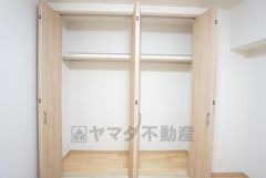 大きめのクローゼットがついた使いやすい洋室です。