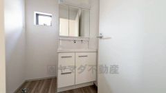 三面鏡にハンドシャワー付きで使いやすい洗面台です＾＾洗面台、洗濯機置き場、バスルームが連なっている、生活導線の考えられた作りになっています。