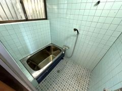窓から光と風を取り込める開放感のある浴室。換気がしやすく、清潔な空間を保ちやすいのも嬉しいポイントです。