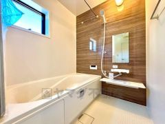 1日の疲れを癒すくつろぎのバスルーム。足を伸ばしてもゆったりと入れるサイズです。お子様と一緒にお風呂に入っても狭くないですね＾＾