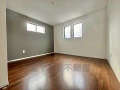 住む人のこだわりを活かす洋室＾＾日当たりがよく、寝室としての利用もおすすめ。広めのクローゼットもあり荷物もすっきり片付けれ、ゆとりのある暮らしが出来ます＾＾