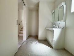 洗面台、洗濯機置き場、バスルームが連なっている、生活導線の考えられた作りになっています。