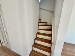 日中でも暗くなりがちな階段には、小窓を配置し採光も考えられたつくり＾＾手摺付きなので安全に上り下りできますね＾＾