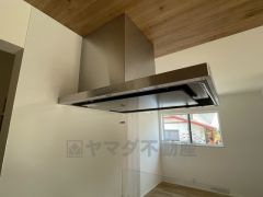 お手入れが簡単なスリム型レンジフードです。調理により発生する油煙や臭いを吸い込み、屋外へ排気してくれます。