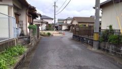 閑静な住宅街＾＾西側、約4.6ｍの公道に面しています。