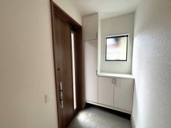 玄関扉から光の差し込む明るい玄関です。 たっぷり収納できるシューズボックス付きなので、家族全員の靴がきれいに整頓できます。