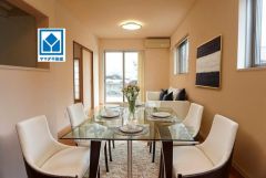 （家具はCGイメージです。）大きな窓のあるリビングは陽光あふれる明るい空間です。居心地良く、ご家族皆がゆったり寛げる憩いの空間となりそうです。