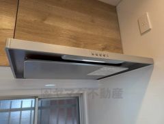 換気扇　風量が弱・強と切替え可能なレンジフードが調理中の煙をしっかり吸い込みます。手元を照らすライト付きです。