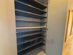 明るく清潔感のある玄関は大容量のシューズボックス付きで収納も充実しており、すっきりとした第一印象を演出します。