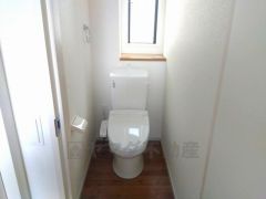 温水洗浄機付トイレです。節水機能もあるので、安心して使えますね。もちろん、1階2階の2ヶ所にトイレがあるので、忙しい朝にもゆとりができますね。