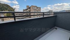 陽当たりの良いバルコニーです。お洗濯やお布団干しはもちろん、日光浴スペースにも。足元は防水工事施工済です。