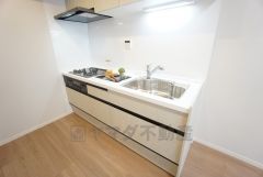 収納も、作業スペースも広々と設けられた使いやすいシステムキッチンです＾＾