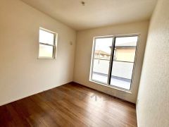 2面採光を確保した明るい室内は、風通しも良く、大変居心地の良い空間となっております。日当たりがよく、子供部屋としての利用もおすすめ。 