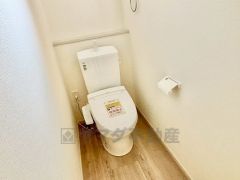 ウォシュレット付きトイレです。1階2階の2ヶ所にトイレがあるので、忙しい朝にもゆとりができますね＾＾