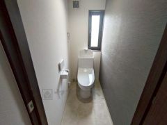 温水洗浄機付トイレです。トイレは2ヶ所設けられているので、来客時にも気兼ねなく使えますね。