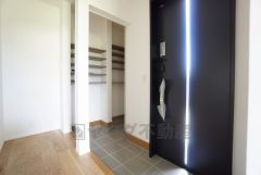 玄関扉から光の差し込む明るい玄関です。