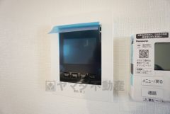ドアを開けずに来訪者を確認できるモニター付インターフォン。見やすいカラー表示、ハンズフリータイプです。