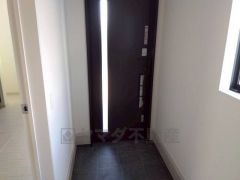 玄関扉から光の差し込む明るい玄関です。