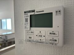 キッチン横からお湯張り、追い炊き、足し湯がボタン一つで楽々操作できる給湯機リモコンです＾＾忙しい夕飯の準備の時間帯に重宝しますね。