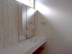 三面鏡にハンドシャワー付きで使いやすい洗面台です＾＾鏡裏と洗面ボウル下に収納付きの洗面台なので、整理整頓ができスッキリと使えます＾＾