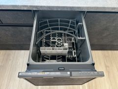 炊事時間を大幅に短縮できる食器洗浄乾燥機付き＾＾食器を洗う手間が減るので家族とのコミュニケーションの時間や自分の時間が増えますね。